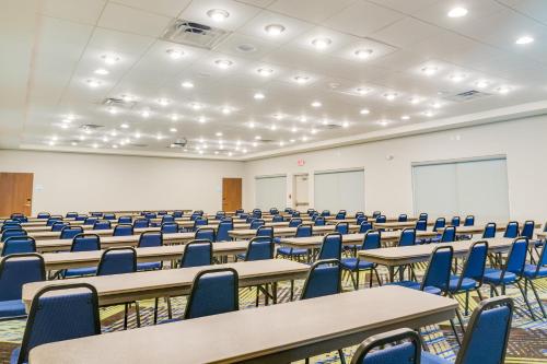 holiday inn express and suites russellville by ihg