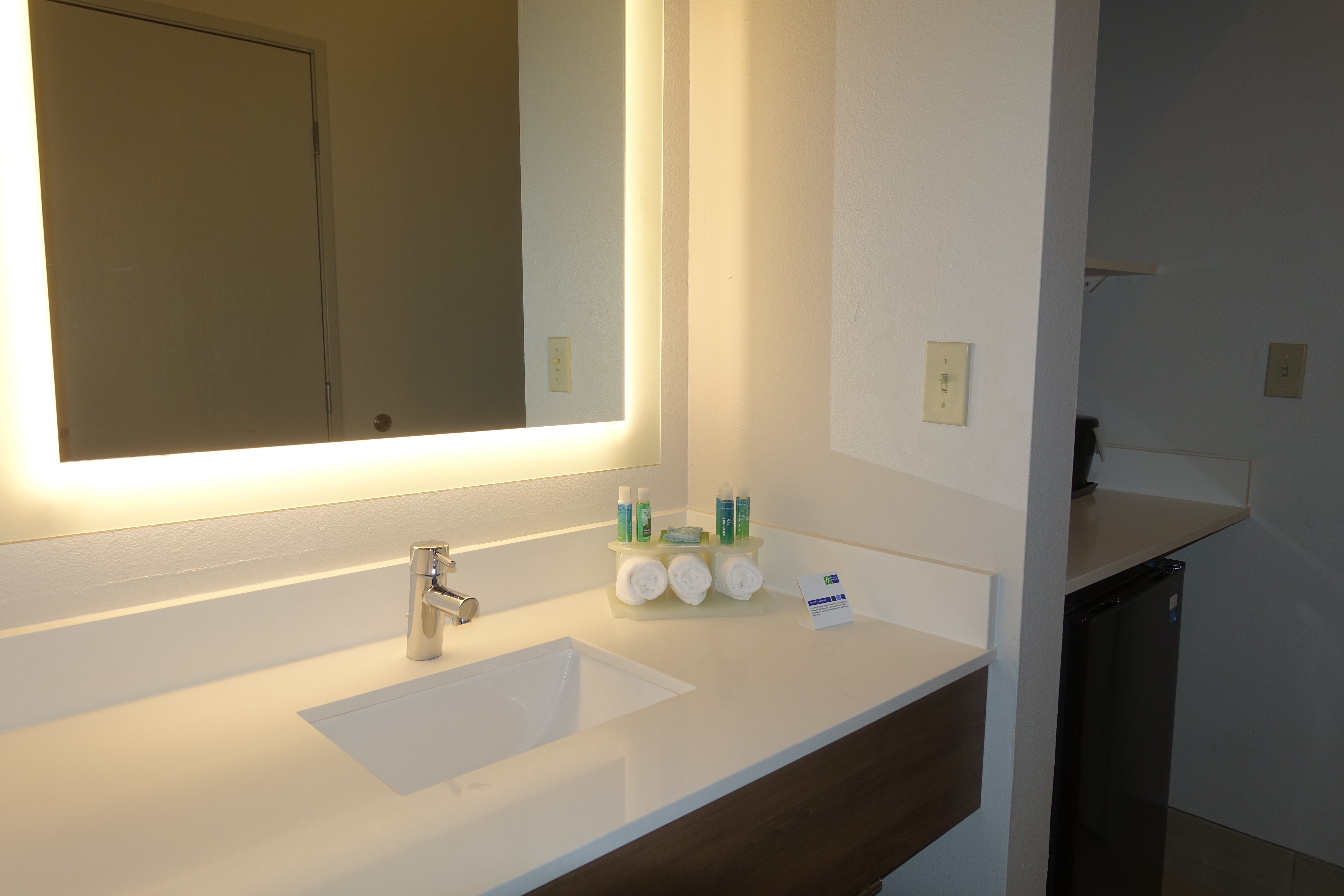 holiday inn express and suites brentwood by ihg