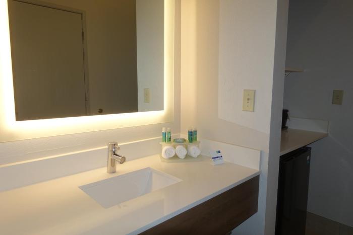 holiday inn express and suites brentwood by ihg