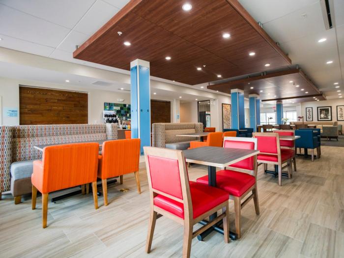 holiday inn express and suites southaven central