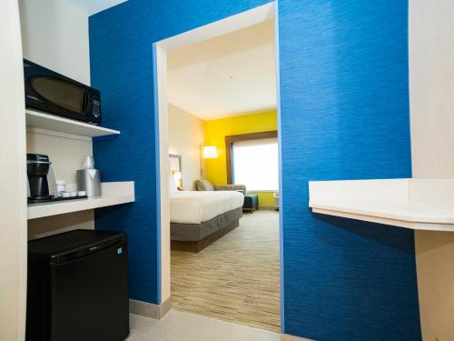 holiday inn express and suites southaven central