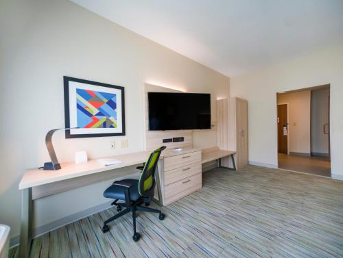holiday inn express and suites southaven central