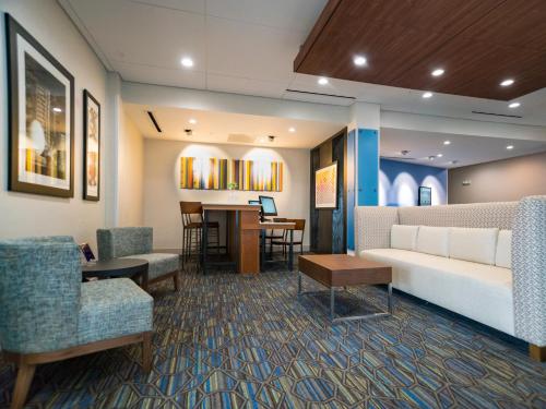 holiday inn express and suites southaven central