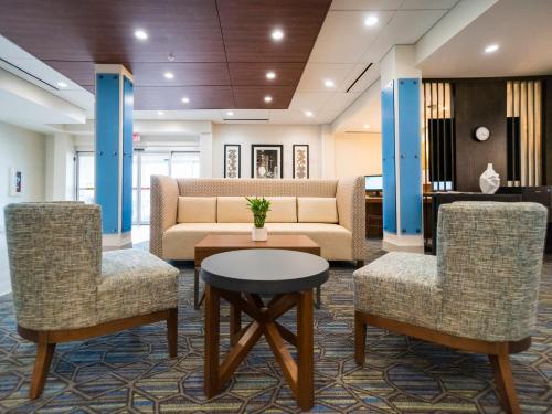 holiday inn express and suites southaven central