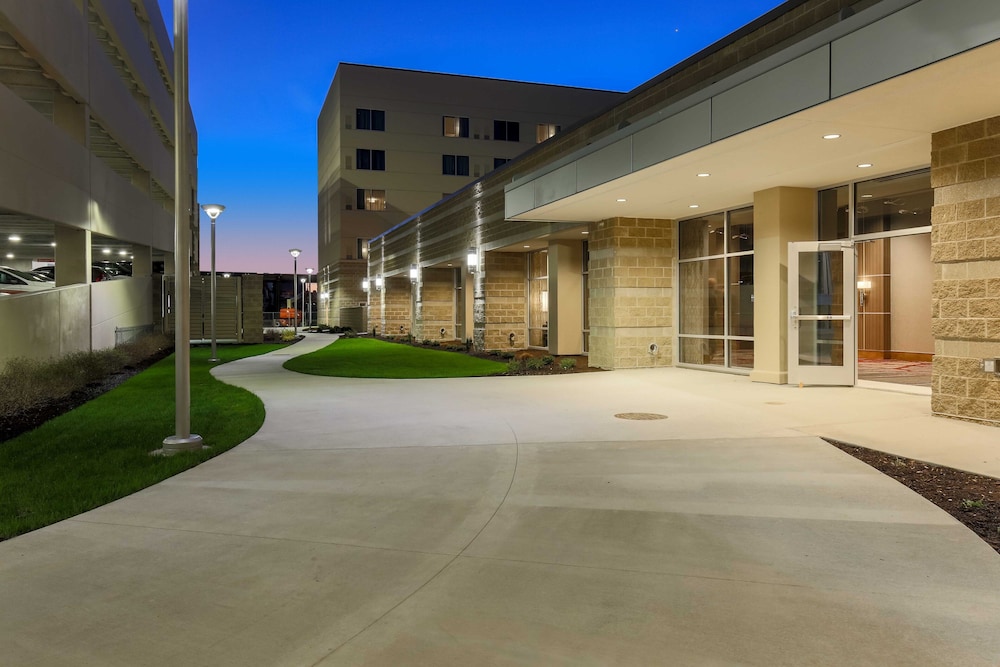 Doubletree By Hilton Evansville,Evansville Regional Airport>>Evansville,4 star