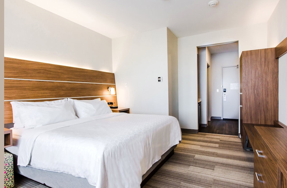 holiday inn express and suites west edmonton mall area