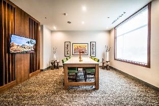 holiday inn express and suites west edmonton mall area