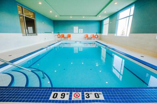 holiday inn express and suites west edmonton mall area