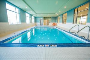 holiday inn express and suites west edmonton mall area
