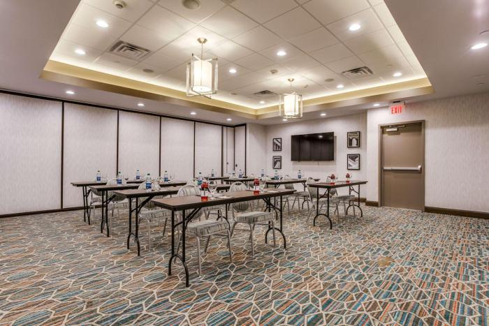 hampton inn and suites north dallas central expy