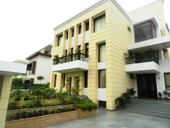 hotel tavisha villa golf course road