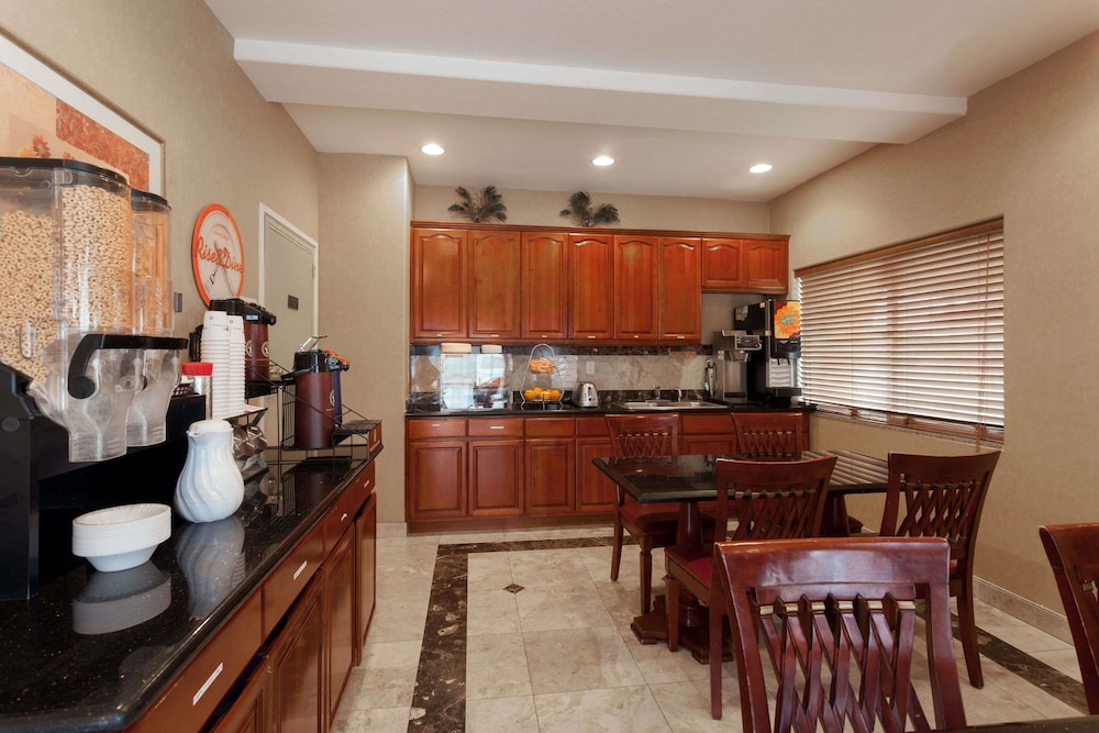 howard johnson hotel and suites by wyndham pico rivera