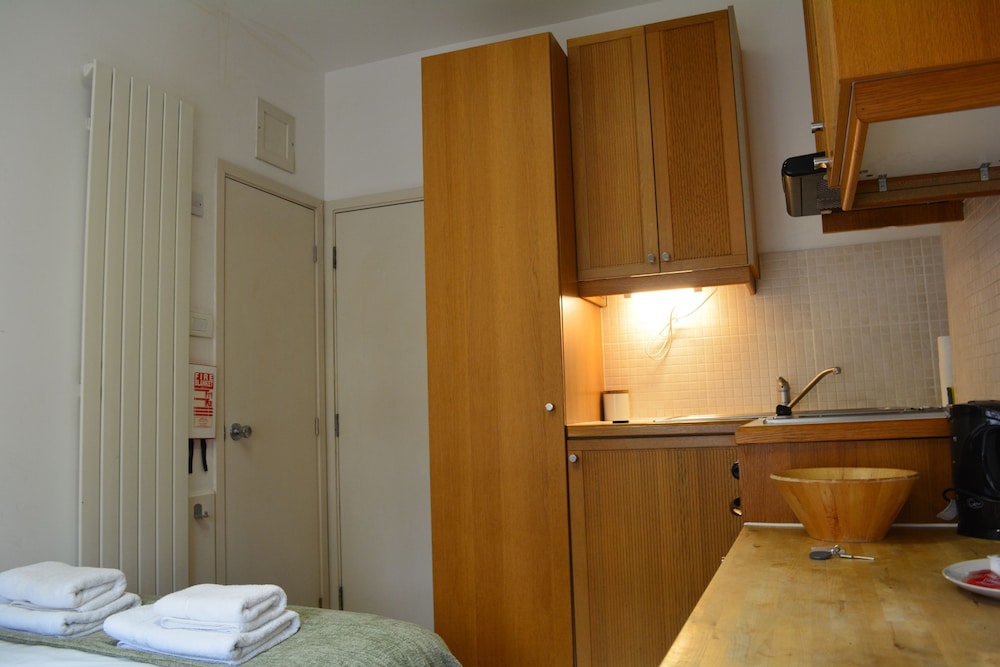 studios 2 let north gower