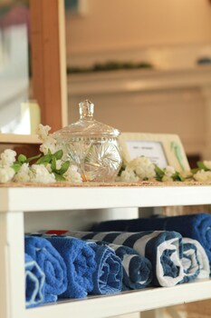 By The Sea Guests Bed & Breakfast & Suites,,4 star