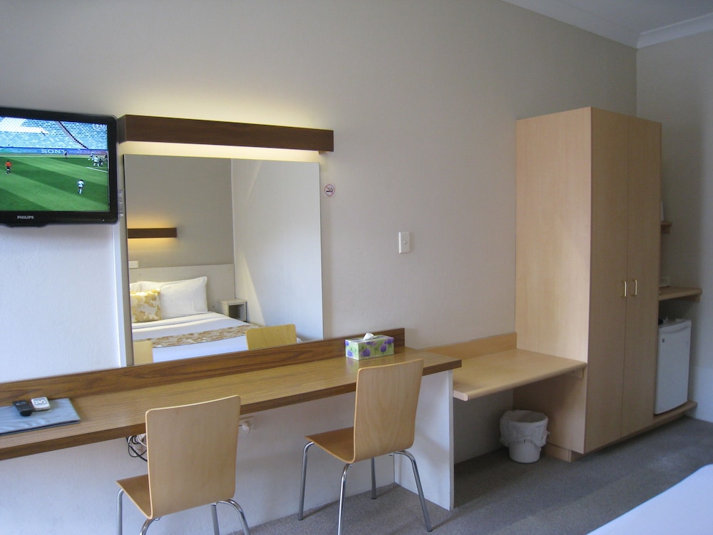 country lodge motor inn