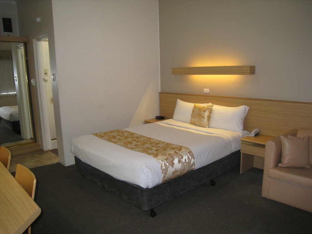 country lodge motor inn