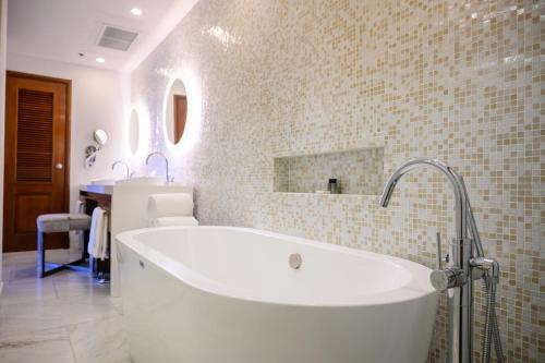 real intercontinental managua at metrocentro mall by ihg