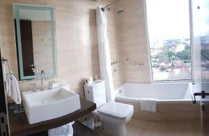 hampton by hilton santa cruz equipetrol bolivia