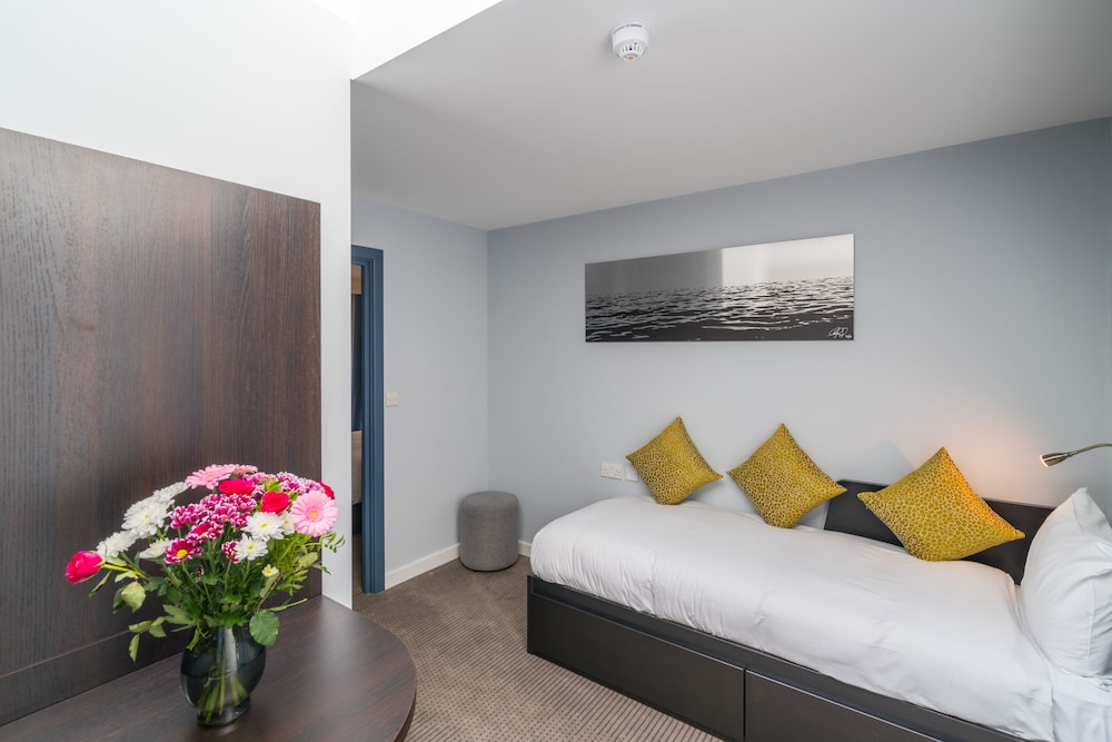 pelican london hotel and residence