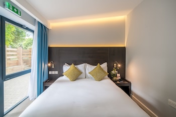 pelican london hotel and residence