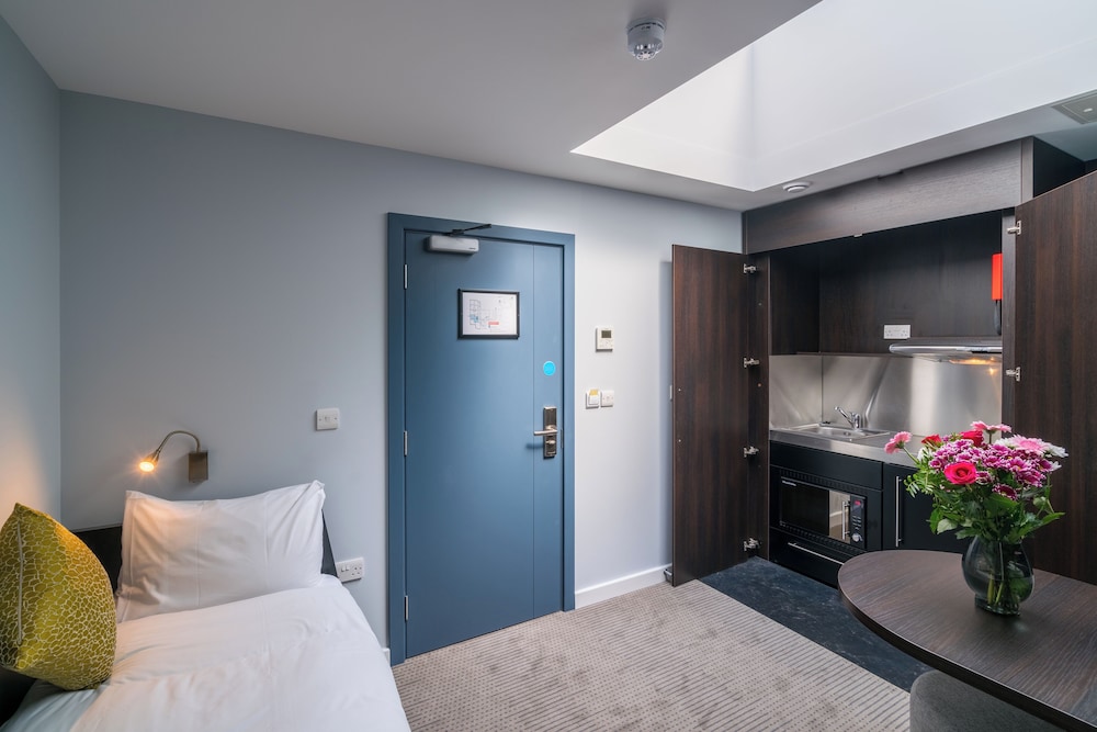 pelican london hotel and residence