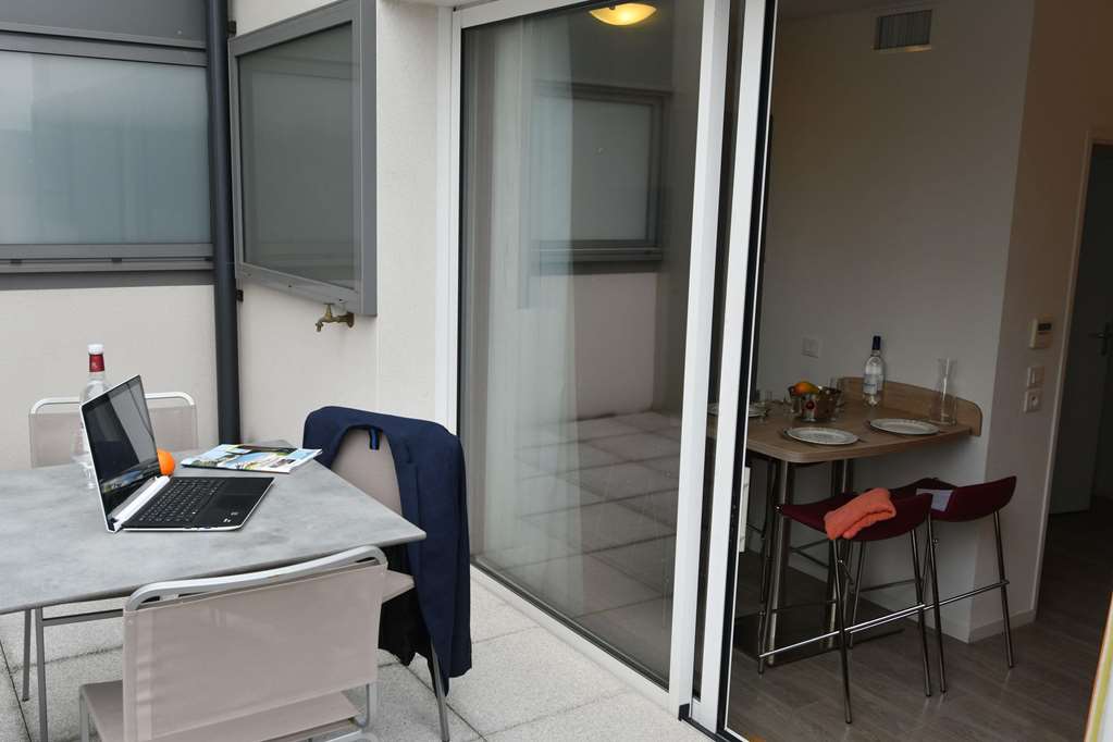 appart hotel mer and golf city bassins a flot