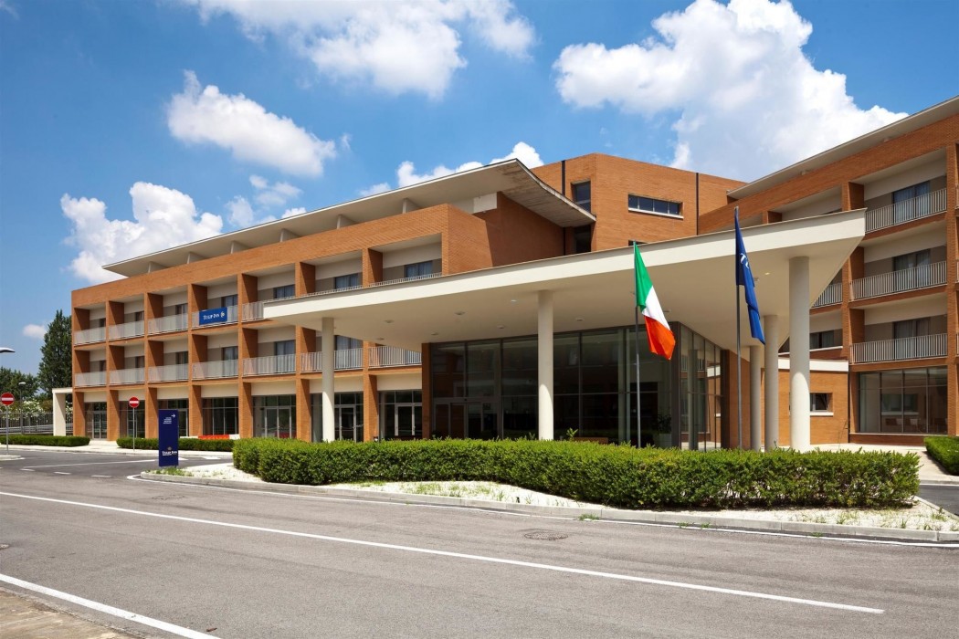 inn naples airport