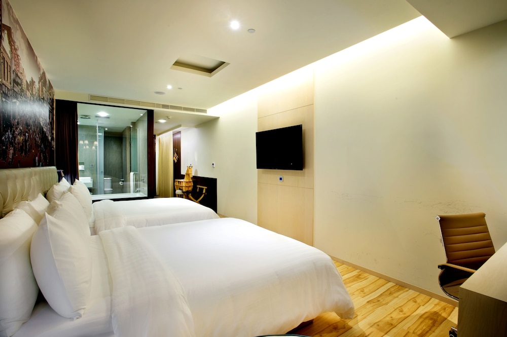 fx hotel tainan minsheng road branch