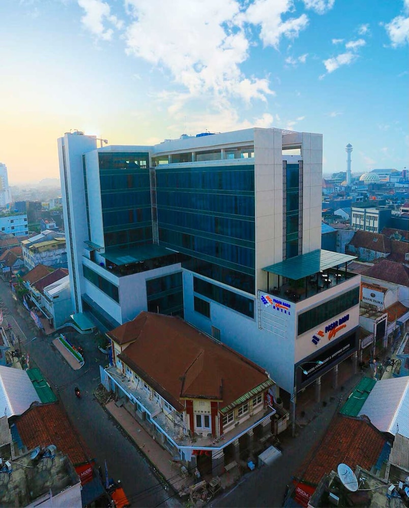 pasar baru square hotel bandung man