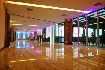 pasar baru square hotel bandung man
