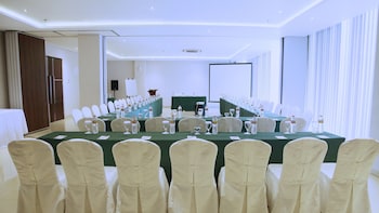 pasar baru square hotel bandung man
