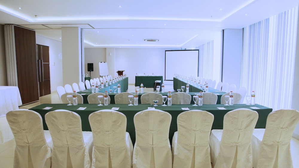 pasar baru square hotel bandung man