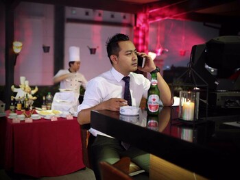 pasar baru square hotel bandung man