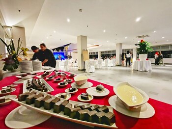 pasar baru square hotel bandung man