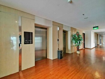 pasar baru square hotel bandung man