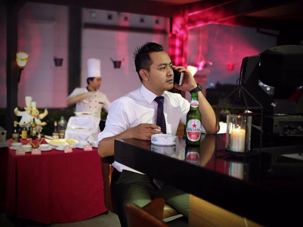 pasar baru square hotel bandung man