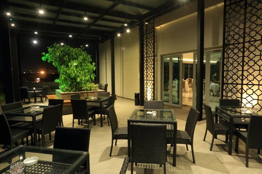 pasar baru square hotel bandung man