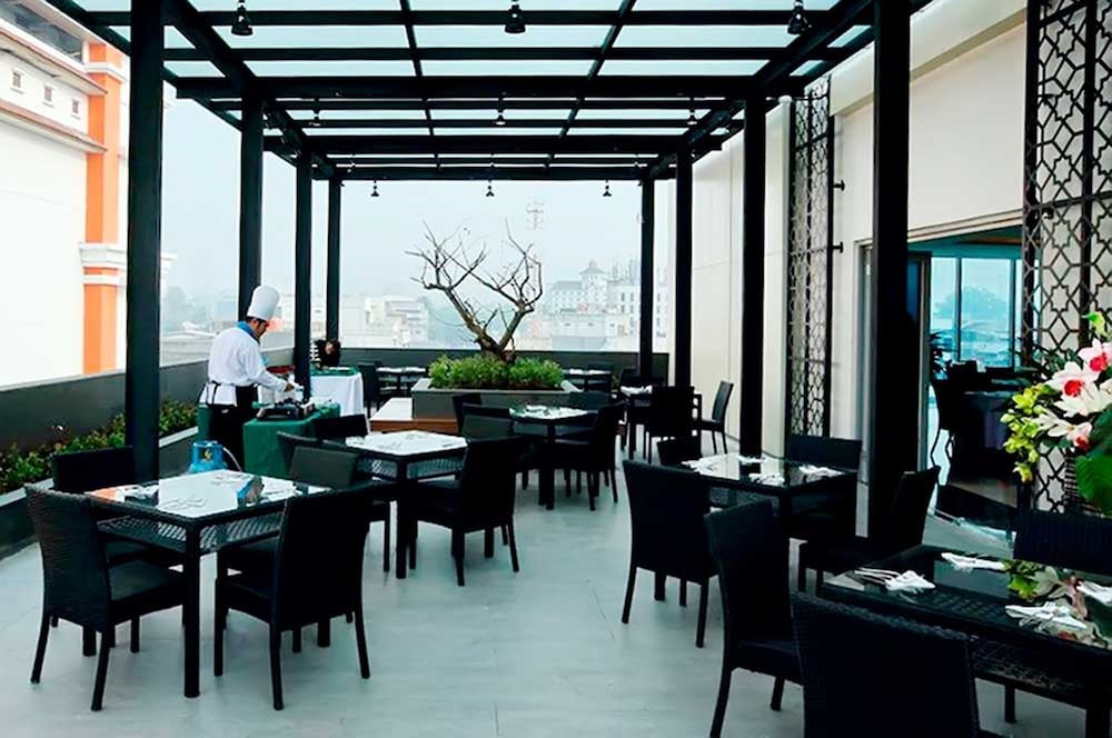 pasar baru square hotel bandung man