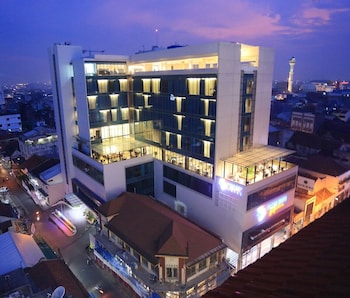 Pasar Baru Square Hotel Bandung Man,Jl. Otto Iskandardinata No. 81-89,3 star