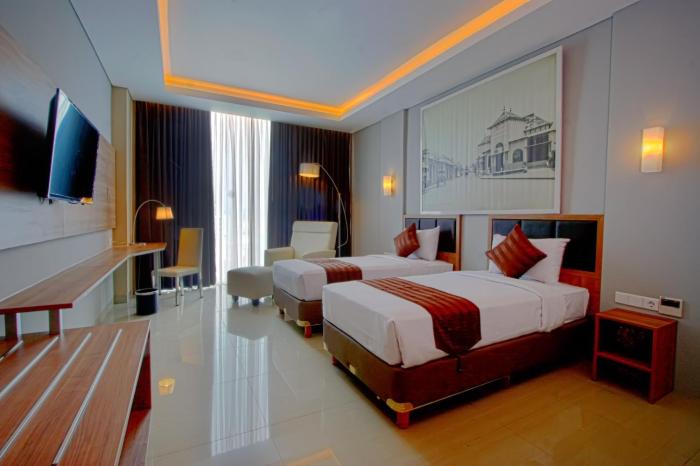 pasar baru square hotel bandung man