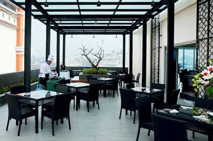 pasar baru square hotel bandung man