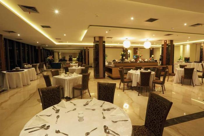 pasar baru square hotel bandung man
