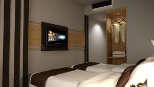 pasar baru square hotel bandung man