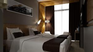 pasar baru square hotel bandung man