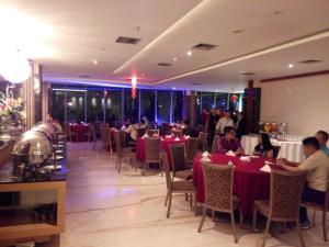 pasar baru square hotel bandung man