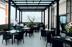 pasar baru square hotel bandung man