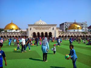 pasar baru square hotel bandung man