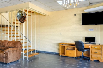 Rodeway Inn,In A Shopping District,2 star