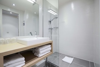 kyriad paris 18 porte de clignancourt montmartre