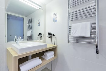 kyriad paris 18 porte de clignancourt montmartre